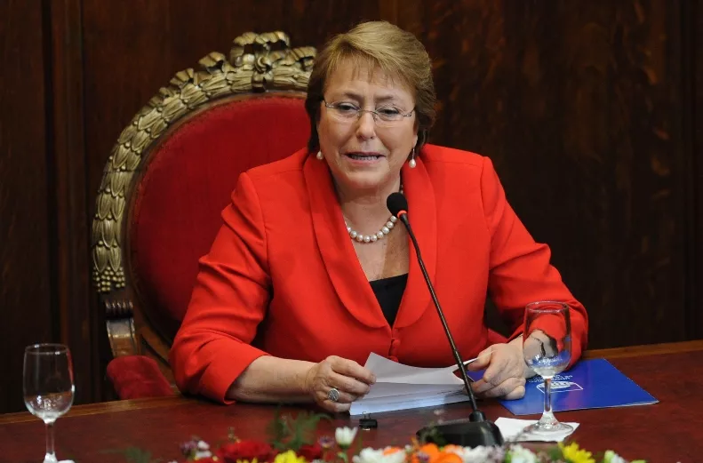 Michelle Bachelet cambia a la cuestionada titular de Justicia y a otros dos ministros