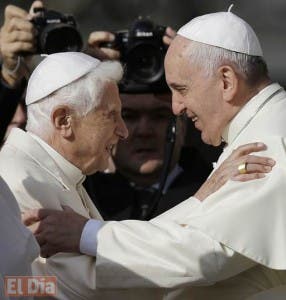 Vaticano alteró una foto donde Benedicto elogia al papa Francisco