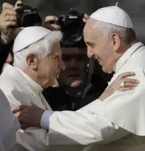 Vaticano alteró una foto donde Benedicto elogia al papa Francisco