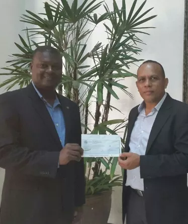 Jesús Natera entrega aporte a Agustín Matos.