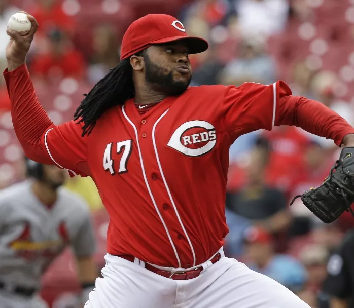 Cueto lanza primores y llega 18 victorias