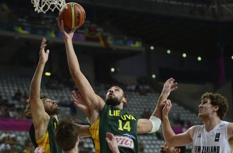Rob Loe, Jonas Valanciunas