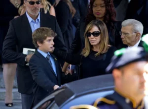 Melissa Rivers y su hijo Cooper Endicott caminan hacia un coche que estaba esperando después del funeral para su madre Joan Rivers en el Templo Emanu-El en Nueva York Domingo, 07 de septiembre de 2014. (Foto: AP / Craig Ruttle)