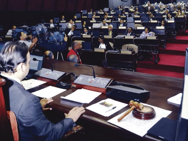 Sesión Deja Sobre La Mesa Tribunal Constituciónal.