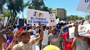 Piden reelección de Danilo Medina frente al Congreso Nacional