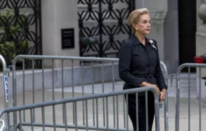 Carolina Herrera llega al servicio fúnebre para Joan Rivers en el Templo Emanu-El en Nueva York, domingo, 07 de septiembre de 2014. Ríos murió el jueves a los 81 (Foto: AP/ Craig Ruttle)