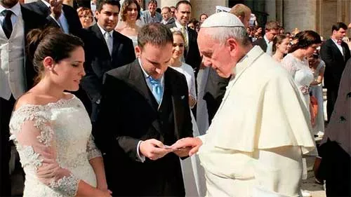 El papa casa a 20 parejas en el Vaticano