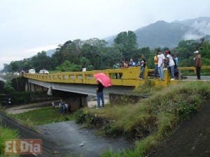 Pareja de esposos muere y una persona herida en un accidente en la autopista Duarte