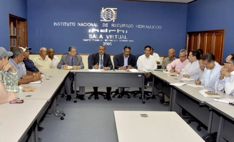 Indrhi promete  suministrar agua a productores de Baní