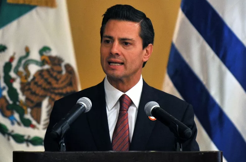 Grupo de mexicanos en EE.UU. pide ante un consulado la renuncia de Peña Nieto