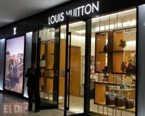 Autoridades allanan tienda Louis Vuitton en Santo Domingo