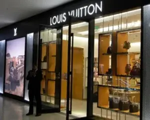 Autoridades allanan tienda Louis Vuitton en Santo Domingo