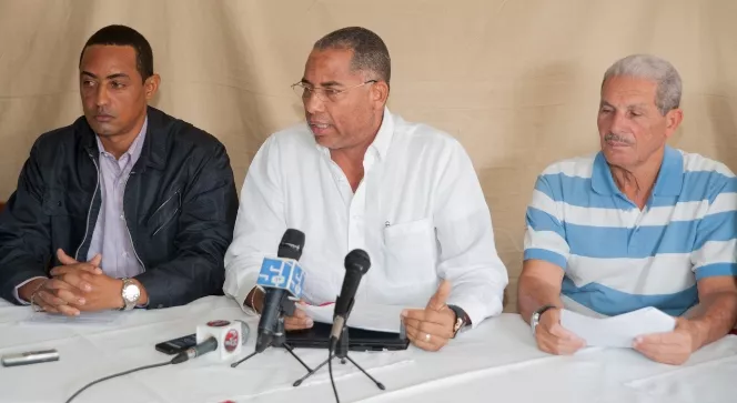 Clemente Morillo (al centro) junto a otros dirigentes del sindicato