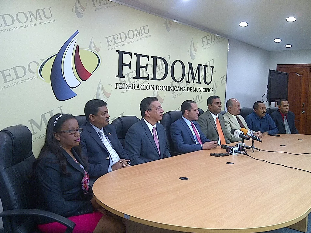 Intec y Fedomu examinan la sostenibilidad de los municipios dominicanos