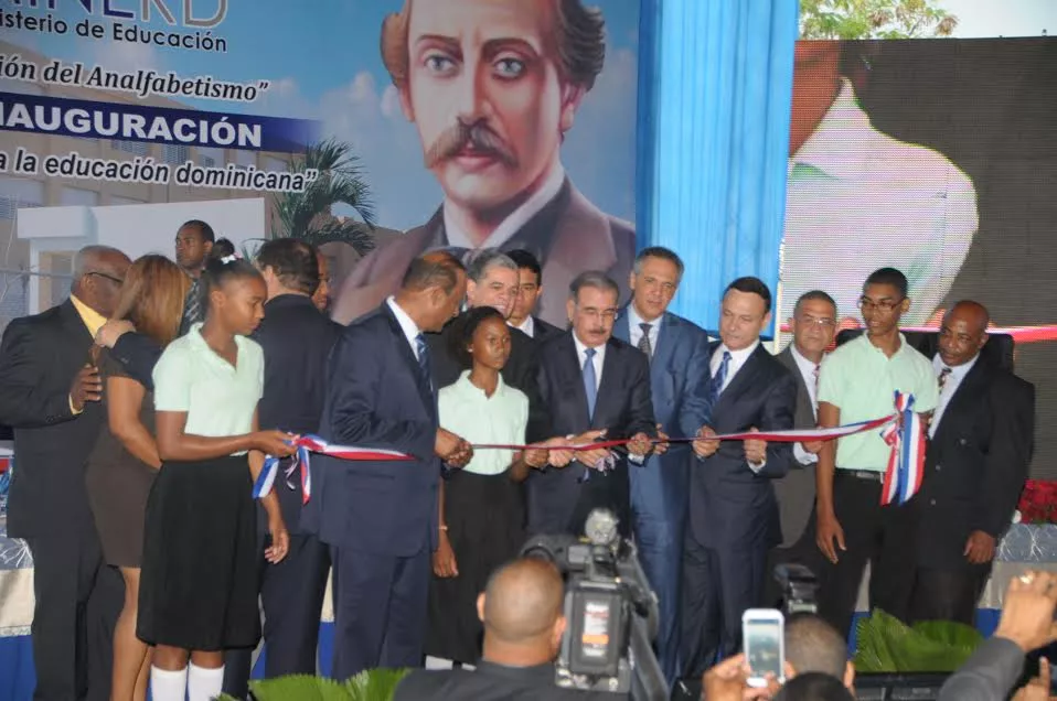 Medina inaugura cinco escuelas en Monte Plata