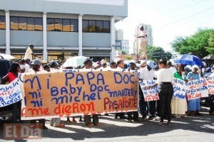 Extrabajadores cañeros realizan piquete frente a la embajada de Haití en demanda de documentos