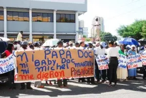 Extrabajadores cañeros realizan piquete frente a la embajada de Haití en demanda de documentos