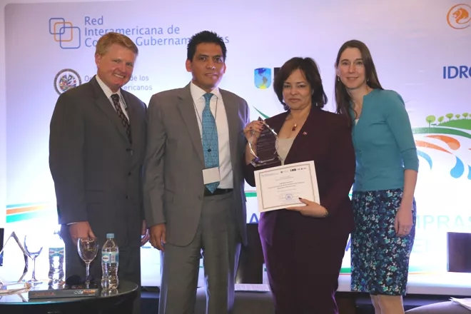 Directora de Contrataciones Públicas recibe premio en Paraguay