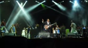 Anthony Santos no dejó ir al público en el cierre del Festival Presidente