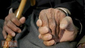 Nieta de 19 años le da golpiza a su abuela de 77 y luego huye