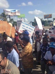 Controladores aéreos protestan en los aeropuertos en demanda reintegren 31 cancelados