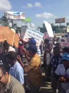 Controladores aéreos protestan en los aeropuertos en demanda reintegren 31 cancelados