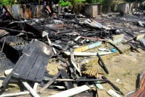   El incendio fue provocado por un corto circuito. Foto: Eliezer Tapia. 