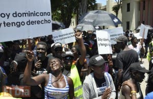 Dominicanos de ascendencia haitiana durante una protesta en defensa de sus derechos ciudadanos.