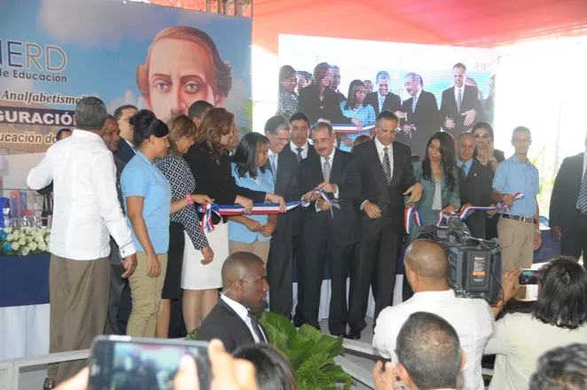 Presidente Medina inaugura 11 escuelas en Santiago