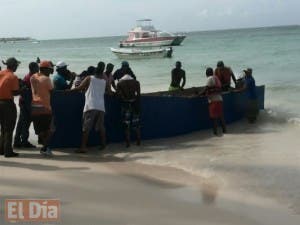 Armada rescata a 44 personas en costa de Bayahíbe tras encallar bote en que navegaban