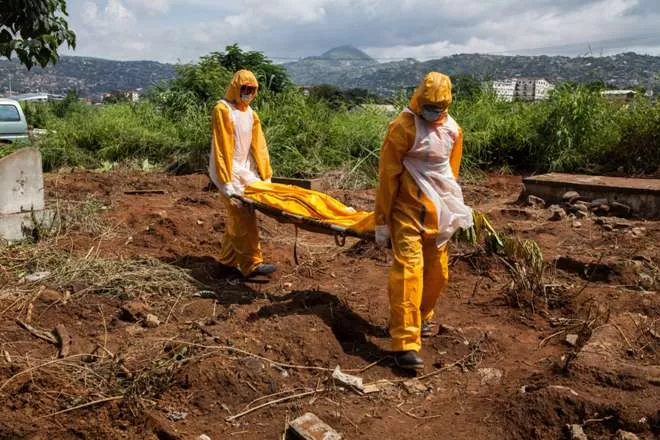 El ébola ha matado a más de 4,000 en siete países, indica la OMS