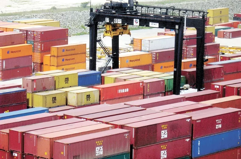 furgones en el muelle