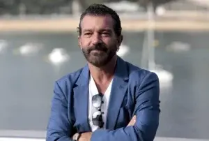 Antonio Banderas vuelve a la Semana Santa española en una procesión de Málaga