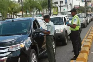 AMET sorprende 18 conductores utilizando vehículos con gomas lisas y 64 sin luces