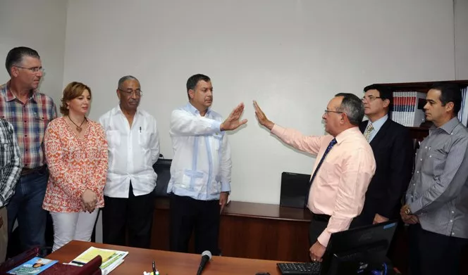 Ministro de Agricultura juramenta nuevo director del CONALECHE