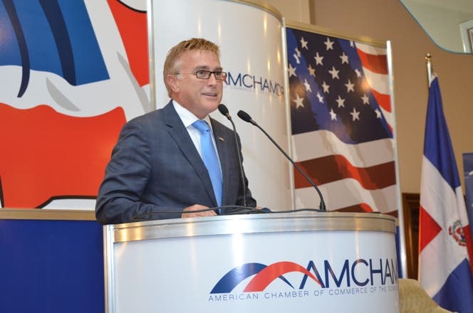 Embajador EEUU pide a empresarios involucrarse en cambio positivo y luchar contra la corrupción