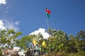 Ambientalistas izan bandera dominicana en Loma Miranda