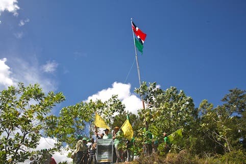 Ambientalistas izan bandera dominicana en Loma Miranda