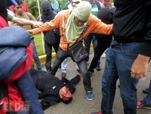 México: manifestantes incendian sede del PRI en Guerrero