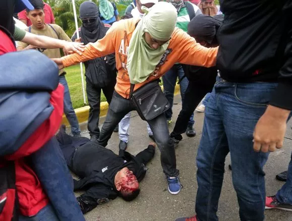 México: manifestantes incendian sede del PRI en Guerrero