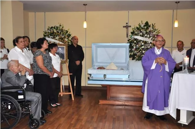 Restos de monseñor Flores Santana son velados en Santiago