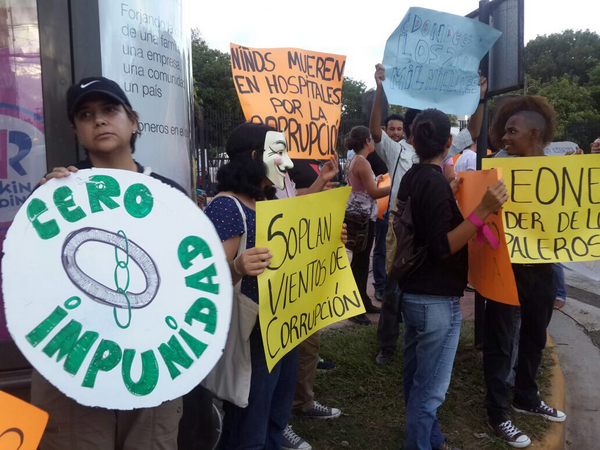 Protestan contra Leonel y la corrupción frente al Teatro Nacional