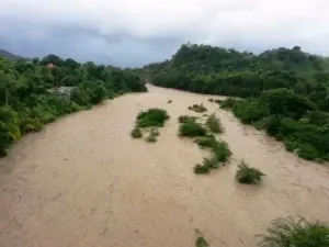 Desbordamiento de ríos aisla comunidades de Puerto Plata