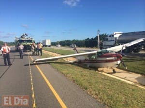 Avioneta aterriza de emergencia en la autovía El Coral; ocupantes salen ilesos