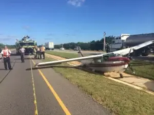 Avioneta aterriza de emergencia en la autovía El Coral; ocupantes salen ilesos