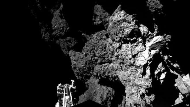El módulo de Rosetta envía primera foto desde la superficie del cometa