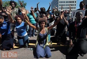 Segunda noche de rabia en Ferguson; la protesta se extiende por EEUU