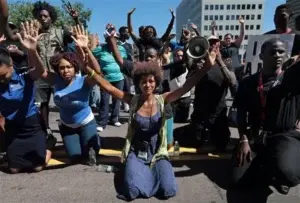 Segunda noche de rabia en Ferguson; la protesta se extiende por EEUU