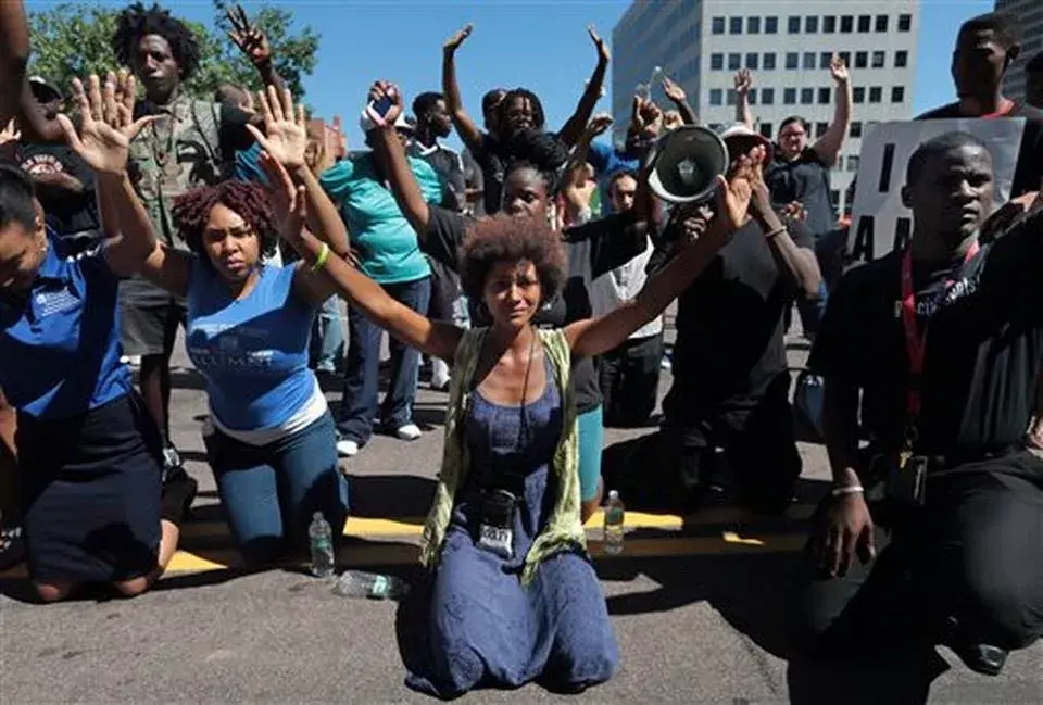 Segunda noche de rabia en Ferguson; la protesta se extiende por EEUU