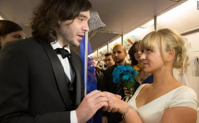 Una pareja se casa en el metro de NY